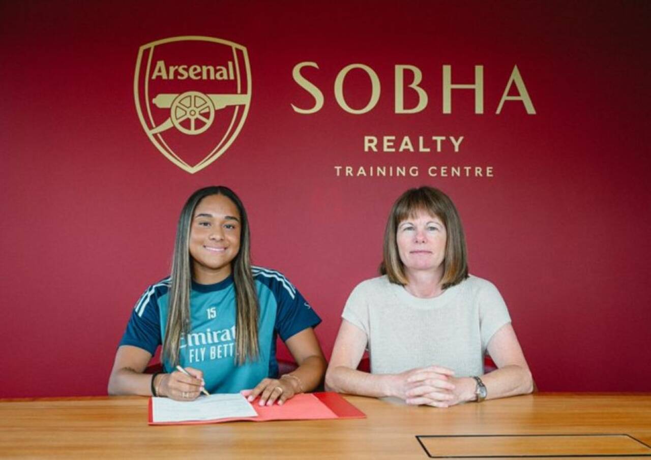 Arsenal makes history with record-breaking signing of Olivia Smith for $1.3 million, reshaping the women’s football market