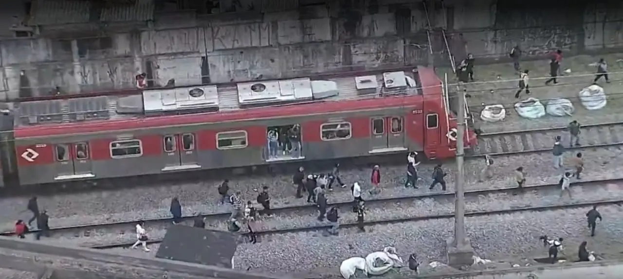 Passageiros caminham pelos trilhos após falha na Linha 12-Safira da CPTM