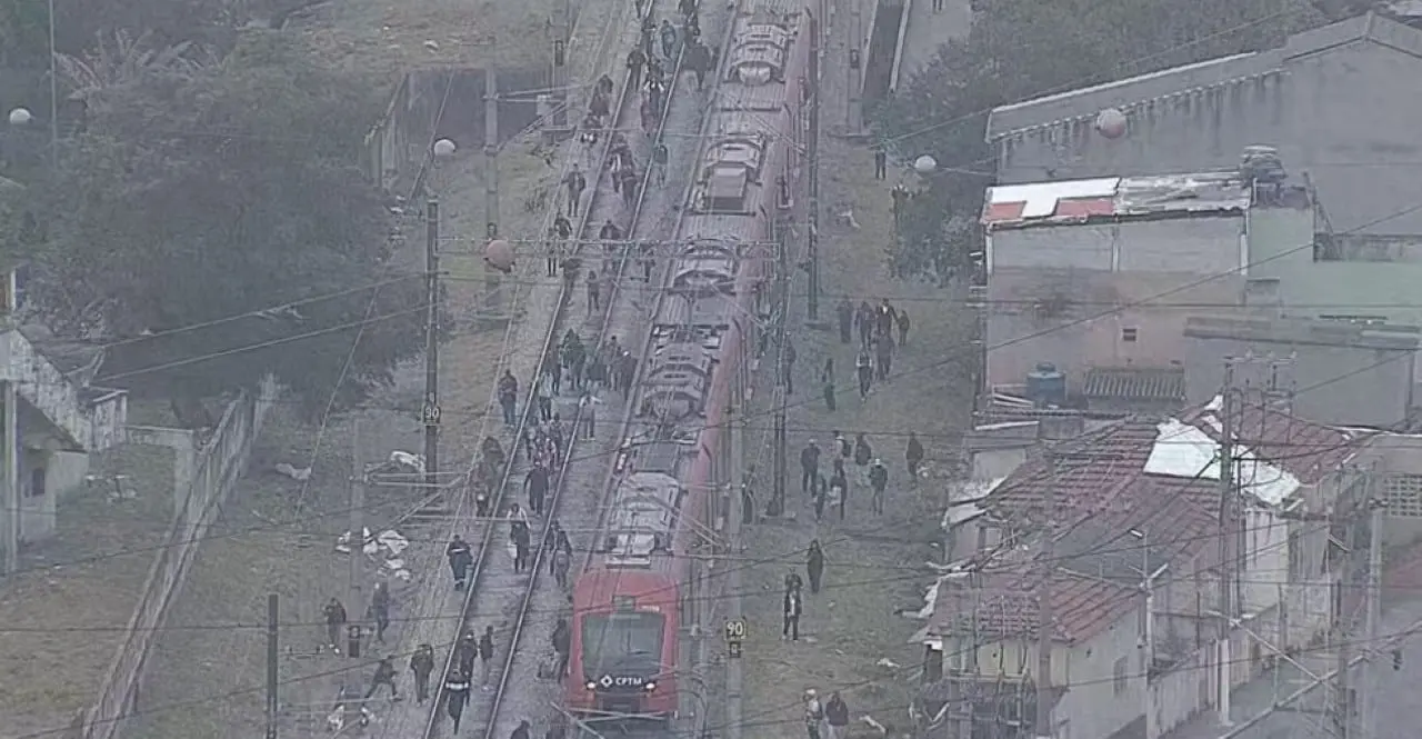Passageiros caminham pelos trilhos após falha na Linha 12-Safira da CPTM