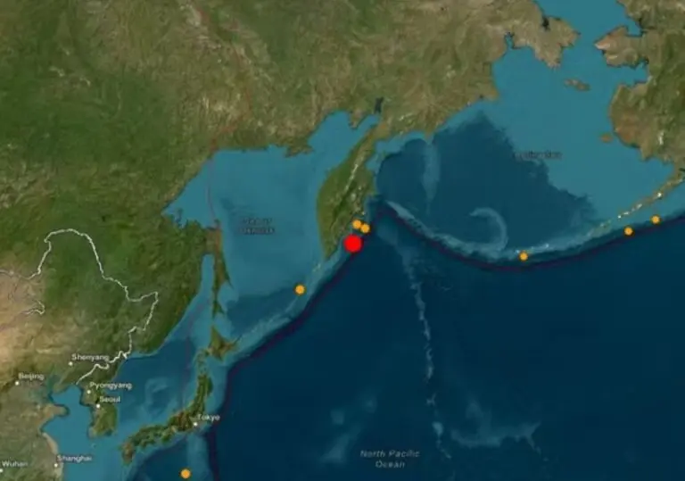 Ponto vermelho mostra local de tremor de magnitude 8,8, na costa leste da Rússia,