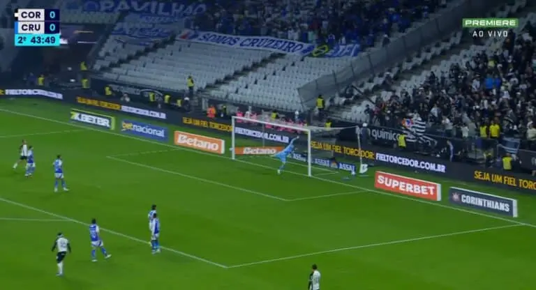 Quase gol do depay e milagre do cassio