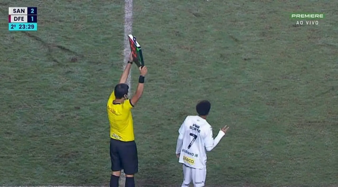 Robinho Jr estreia com camisa 7 do pai no Santos em jogo quente pela Vitória Cup