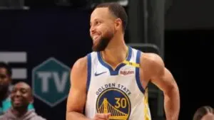 Stephen Curry når historisk milstolpe med 26 000 poäng i seger över Mavericks på julen