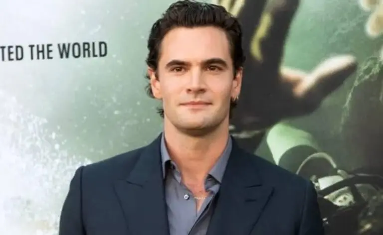 Tom Bateman.