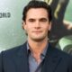 Tom Bateman.