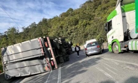 Tombamento de caminhão na BR-376