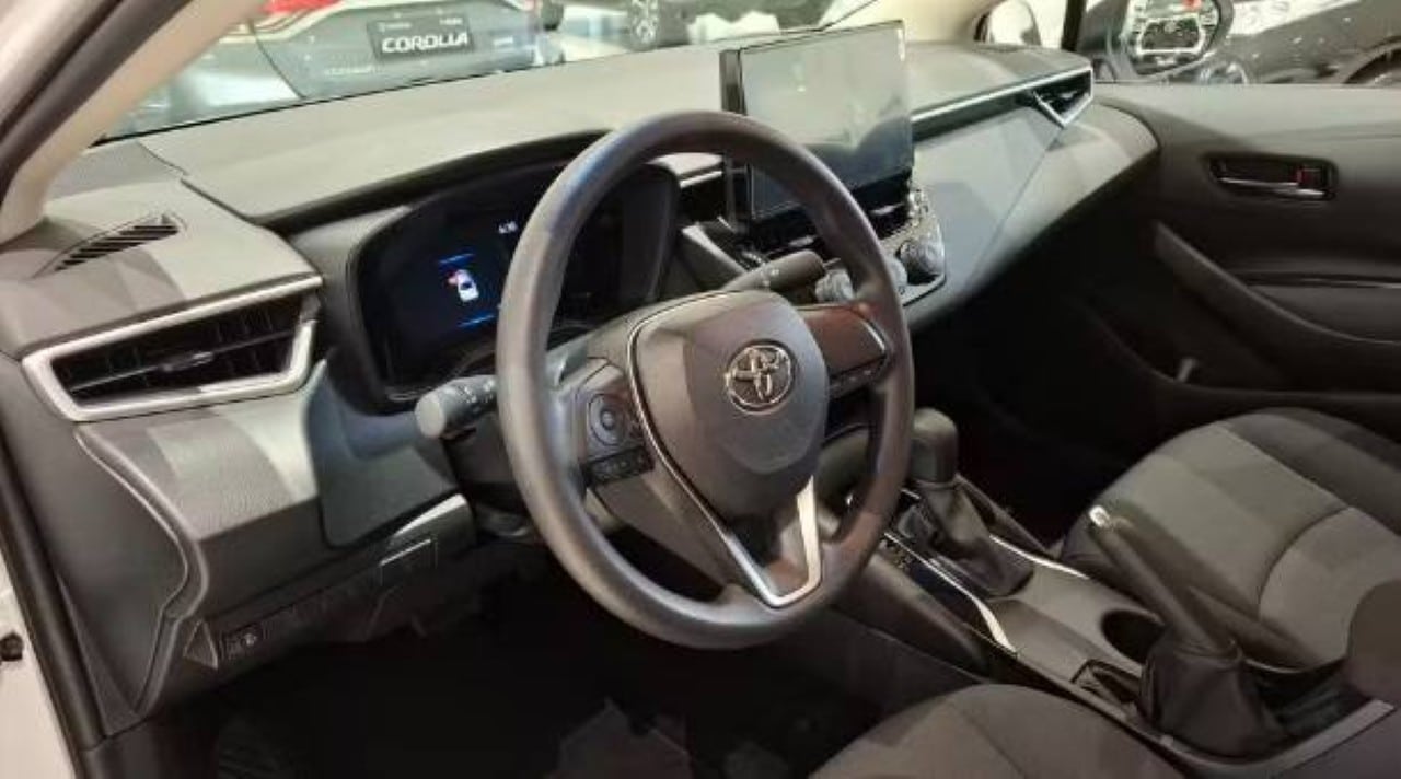 Toyota Corolla GLi Hybrid interna