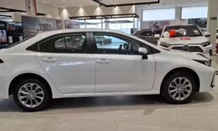 Toyota Corolla GLi Hybrid lateral