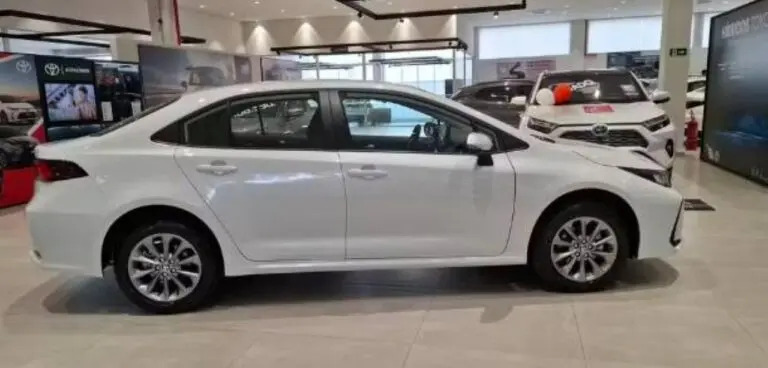 Toyota Corolla GLi Hybrid lateral