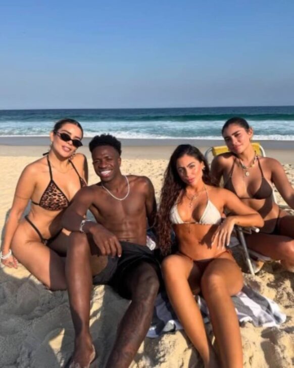 Vini Jr. nas praia com amigas