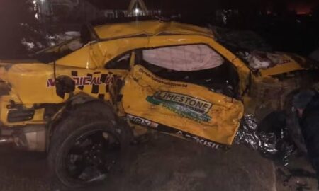 Vítimas estavam no Camaro que bateu em outro veículo em Almirante Tamandaré — Foto: Polícia Rodoviária Estadual (PRE)