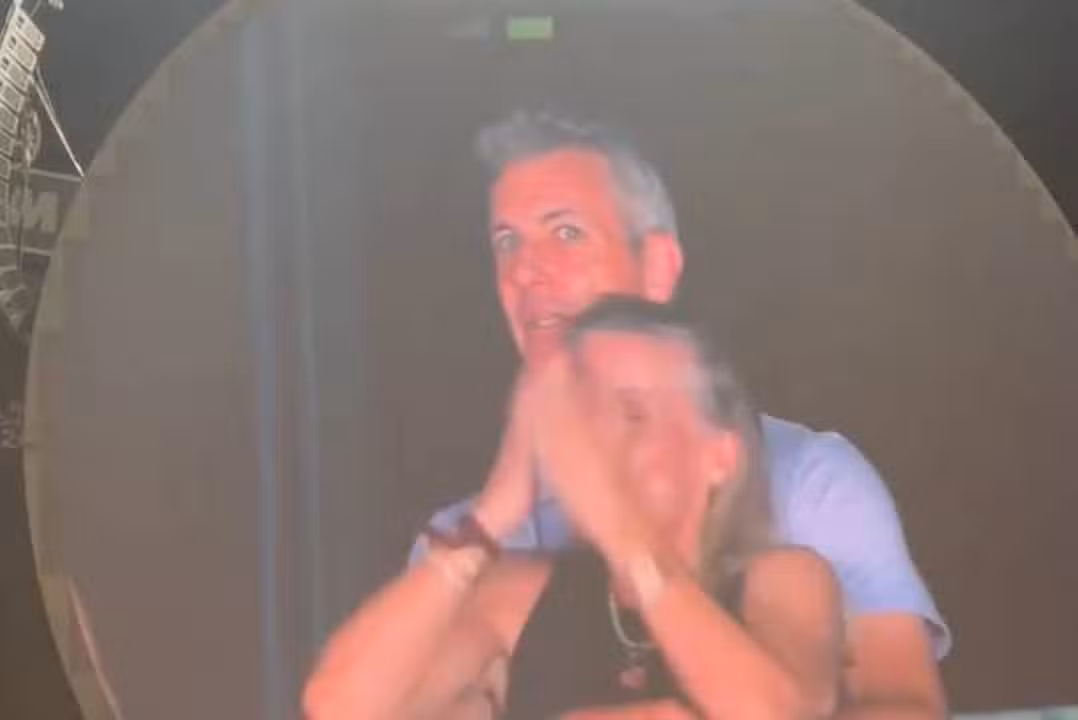kiss cam -