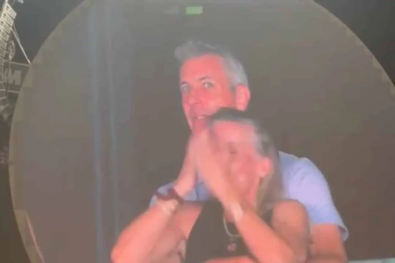 kiss cam -