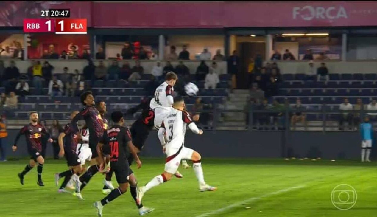 gol de cabeça leo pereira