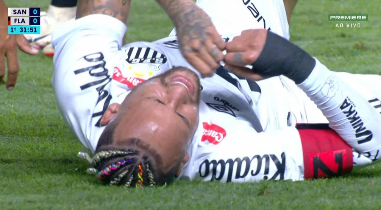 Neymar cai em campo durante dividida, mas Santos segue firme contra o Flamengo na Vila Belmiro no Brasileirão