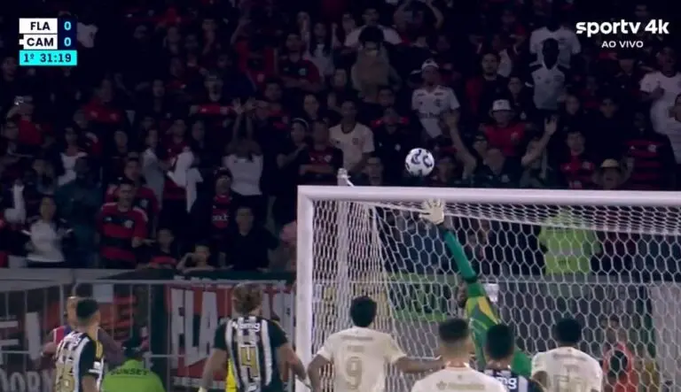 paulada no travessão
