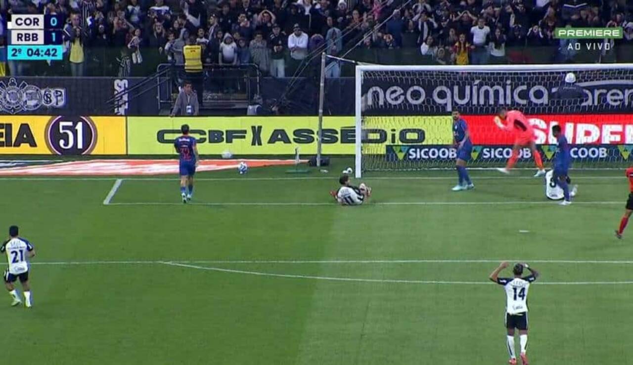 Romero perde gol inacreditável e Corinthians pressiona Bragantino em jogo quente no Brasileirão