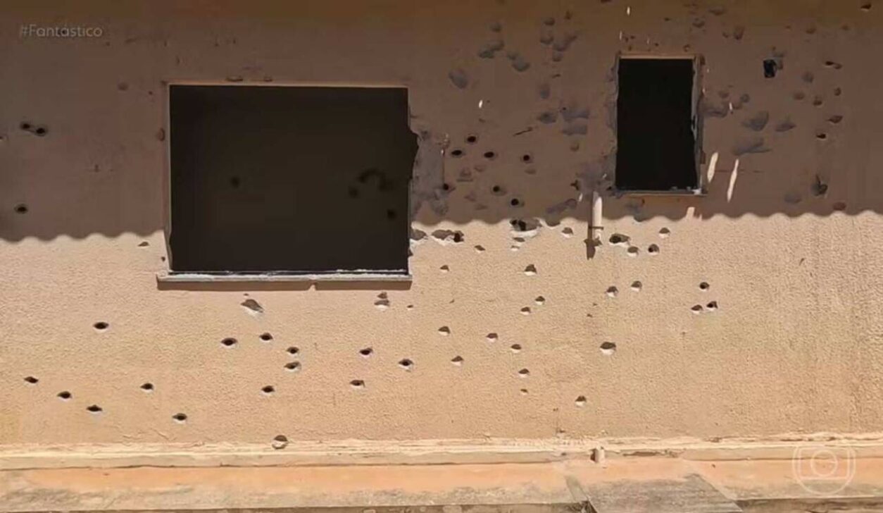 A casa ficou com marcas de mais de 3 mil tiros disparados — Foto Reprodução TV Globo