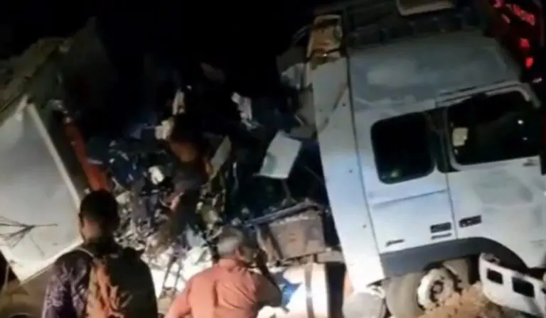 Acidente entre carreta e ônibus deixe 11 mortos