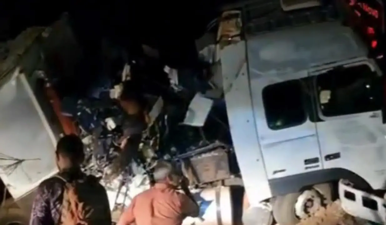 Acidente entre carreta e ônibus deixe 11 mortos