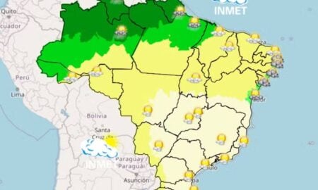 A partir desta sexta-feira, 1º de agosto de 2025, o frio intenso que marcou o fim de julho começa a perder força nas regiões Sul e Sudeste do Brasil, com temperaturas subindo gradativamente, especialmente à tarde. No entanto, o Centro-Oeste enfrenta um cenário preocupante de baixa umidade, com índices próximos a 12% em cidades como Cuiabá (MT) e Brasília (DF), elevando o risco de queimadas. Enquanto isso, o litoral nordestino registra chuvas intensas, com acumulados que podem superar 150 mm em Salvador (BA) até domingo. Uma nova frente fria se aproxima do Sul, prometendo chuvas fortes no Rio Grande do Sul a partir do fim de semana. O calor retorna ao Sudeste, mas o tempo seco exige cuidados com hidratação. A transição climática ocorre após dias de temperaturas negativas e geadas no Sul, com cidades como São Joaquim (SC) registrando neve no fim de julho. Agora, o predomínio de sol eleva as máximas, trazendo alívio térmico. No entanto, a combinação de calor e baixa umidade no interior do país preocupa autoridades. Cidades afetadas pelo frio matinal: Curitiba (PR), São Paulo (SP) e Belo Horizonte (MG). Áreas com risco de queimadas: Centro-Oeste, Triângulo Mineiro e noroeste paulista. Regiões com chuva intensa: Litoral da Bahia, Sergipe, Alagoas e oeste do Rio Grande do Sul. O cenário reflete a dinâmica típica do inverno brasileiro, com grandes variações regionais e desafios para a saúde pública e o meio ambiente. Elevação gradual das temperaturas O Sul e o Sudeste experimentam uma mudança significativa no padrão climático a partir desta sexta-feira. Em São Paulo (SP), a mínima de 10°C na manhã dá lugar a máximas de 24°C à tarde, com previsão de alcançar 27°C no sábado. Em Curitiba (PR), os termômetros marcam 8°C ao amanhecer, mas sobem para 23°C durante o dia. Porto Alegre (RS) segue com muitas nuvens, mas a máxima chega a 22°C, com previsão de 25°C no sábado, segundo dados do Instituto Nacional de Meteorologia (Inmet). Essa elevação ocorre devido ao enfraquecimento de uma massa de ar polar que predominou no fim de julho. Meteorologistas apontam que o sistema de alta pressão subtropical do Atlântico Sul está ganhando força, reduzindo a entrada de novas frentes frias continentais. Apesar do alívio, as manhãs seguem frias, especialmente em áreas serranas, onde geadas ainda podem ocorrer até o domingo. A tendência de aquecimento é mais pronunciada nas capitais do Sudeste. No Rio de Janeiro (RJ), as máximas atingem 28°C no sábado, enquanto Belo Horizonte (MG) registra 25°C. Vitória (ES) mantém tempo estável, mas com maior nebulosidade no domingo. Ar seco domina o Centro-Oeste No Centro-Oeste, o calor retorna com força, mas acompanhado de umidade crítica. Cidades como Cuiabá (MT), Campo Grande (MS) e Brasília (DF) enfrentam índices de umidade relativa entre 12% e 20% nas horas mais quentes, níveis considerados de emergência pela Organização Mundial da Saúde. Cuidados recomendados: Hidratação constante, uso de umidificadores e evitar atividades físicas intensas ao ar livre. Risco de queimadas: Vegetação seca e ventos moderados favorecem a propagação de focos de incêndio. Áreas mais afetadas: Mato Grosso, Goiás, Distrito Federal e sul do Pará. Previsão para o fim de semana: Tempo firme, com sol predominante e sem chuvas significativas. A baixa umidade agrava o risco de problemas respiratórios, especialmente em idosos e crianças. Autoridades recomendam manter ambientes internos ventilados e aumentar a ingestão de líquidos. No Triângulo Mineiro e no noroeste de São Paulo, o cenário é semelhante, com temperaturas máximas próximas a 30°C e umidade abaixo de 30%. Chuvas intensas no litoral nordestino O litoral do Nordeste enfrenta condições opostas, com chuvas intensas devido à combinação de uma frente fria na altura da Bahia e a umidade vinda do oceano Atlântico. Em Salvador (BA), o tempo instável persiste até o domingo, com acumulados que podem atingir 150 mm em áreas costeiras. Aracaju (SE) e Maceió (AL) também registram chuvas contínuas, com risco de alagamentos em áreas urbanas. A Zona de Convergência Intertropical (ZCIT) intensifica as precipitações no extremo norte, especialmente no Amapá, Roraima e norte do Amazonas. Em Boa Vista (RR), pancadas isoladas são esperadas à tarde, com possibilidade de trovoadas no domingo. Belém (PA) e Macapá (AP) terão sol entre nuvens, com chuvas rápidas no sábado. Impactos no Nordeste: Chuvas favorecem culturas de milho e feijão, mas exigem atenção a alagamentos. Volumes esperados: Até 80 mm no norte do Amazonas e 150 mm no litoral baiano. Áreas sob alerta: Salvador, Aracaju, Maceió e Boa Vista. A instabilidade no litoral nordestino contrasta com o tempo seco no interior, onde estados como Tocantins e o sul do Maranhão enfrentam umidade abaixo de 30%. Nova frente fria no Sul Uma nova frente fria se aproxima do Sul do Brasil, trazendo mudanças a partir do fim de semana. No Rio Grande do Sul, cidades como Santiago podem registrar chuvas intensas no domingo, com acumulados de até 90 mm em poucas horas. O sistema também pode atingir o oeste de Santa Catarina e o norte do Paraná na segunda-feira, com possibilidade de ventos fortes e granizo em áreas isoladas. Regiões sob risco: Oeste do Rio Grande do Sul, oeste catarinense e norte paranaense. Cuidados necessários: Atenção a rajadas de vento e possíveis danos a estruturas leves. Previsão de acumulados: Até 100 mm em áreas do Rio Grande do Sul. Impactos esperados: Possível interrupção na colheita de culturas de inverno, como trigo. Em Santa Catarina e no Paraná, o fim de semana será de sol e poucas nuvens, mas a instabilidade avança rapidamente na segunda-feira, segundo a Climatempo. Preocupações com queimadas O tempo seco no Centro-Oeste e no interior do Sudeste eleva o risco de queimadas, especialmente em áreas de vegetação nativa, como o Cerrado. Em Mato Grosso, Goiás e Minas Gerais, a combinação de altas temperaturas, baixa umidade e ventos moderados cria condições ideais para a propagação de incêndios. No sul do Pará e em Tocantins, o cenário é semelhante, com índices de umidade abaixo de 30% durante as tardes. Autoridades reforçam a importância de evitar queimadas controladas e monitorar áreas de risco. Medidas preventivas: Evitar fogueiras, descartar cigarros corretamente e denunciar focos de incêndio. Áreas críticas: Cerrado, Pantanal e sul do Pará. Risco à saúde: Fumaça pode agravar doenças respiratórias e alergias. Monitoramento: Satélites do Inmet identificam focos em tempo real. A previsão indica que o tempo seco persistirá no Centro-Oeste até pelo menos o início da próxima semana, exigindo vigilância constante. Tendências para os próximos dias A partir da próxima semana, as temperaturas devem continuar subindo no Sul e Sudeste, com máximas entre 26°C e 28°C nas capitais. No Centro-Oeste, o calor pode atingir 34°C em Cuiabá (MT) e 32°C em Brasília (DF), mantendo a umidade baixa. No Nordeste, as chuvas persistem no litoral, enquanto o interior enfrenta tempo seco. A nova frente fria no Sul pode trazer impactos significativos, com chuvas intensas e risco de granizo em áreas isoladas. A instabilidade deve se espalhar para o norte do Paraná e sul de Mato Grosso do Sul até a terça-feira, segundo previsões do Inmet. Previsão para o Sul: Chuva forte no Rio Grande do Sul e oeste de Santa Catarina. Sudeste: Tempo firme, com calor à tarde e manhãs amenas. Nordeste: Chuvas no litoral e tempo seco no interior. Centro-Oeste: Umidade crítica e calor em elevação. O cenário reforça a necessidade de adaptação às condições climáticas regionais, com atenção especial à hidratação e à prevenção de incêndios.