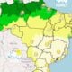 A partir desta sexta-feira, 1º de agosto de 2025, o frio intenso que marcou o fim de julho começa a perder força nas regiões Sul e Sudeste do Brasil, com temperaturas subindo gradativamente, especialmente à tarde. No entanto, o Centro-Oeste enfrenta um cenário preocupante de baixa umidade, com índices próximos a 12% em cidades como Cuiabá (MT) e Brasília (DF), elevando o risco de queimadas. Enquanto isso, o litoral nordestino registra chuvas intensas, com acumulados que podem superar 150 mm em Salvador (BA) até domingo. Uma nova frente fria se aproxima do Sul, prometendo chuvas fortes no Rio Grande do Sul a partir do fim de semana. O calor retorna ao Sudeste, mas o tempo seco exige cuidados com hidratação. A transição climática ocorre após dias de temperaturas negativas e geadas no Sul, com cidades como São Joaquim (SC) registrando neve no fim de julho. Agora, o predomínio de sol eleva as máximas, trazendo alívio térmico. No entanto, a combinação de calor e baixa umidade no interior do país preocupa autoridades. Cidades afetadas pelo frio matinal: Curitiba (PR), São Paulo (SP) e Belo Horizonte (MG). Áreas com risco de queimadas: Centro-Oeste, Triângulo Mineiro e noroeste paulista. Regiões com chuva intensa: Litoral da Bahia, Sergipe, Alagoas e oeste do Rio Grande do Sul. O cenário reflete a dinâmica típica do inverno brasileiro, com grandes variações regionais e desafios para a saúde pública e o meio ambiente. Elevação gradual das temperaturas O Sul e o Sudeste experimentam uma mudança significativa no padrão climático a partir desta sexta-feira. Em São Paulo (SP), a mínima de 10°C na manhã dá lugar a máximas de 24°C à tarde, com previsão de alcançar 27°C no sábado. Em Curitiba (PR), os termômetros marcam 8°C ao amanhecer, mas sobem para 23°C durante o dia. Porto Alegre (RS) segue com muitas nuvens, mas a máxima chega a 22°C, com previsão de 25°C no sábado, segundo dados do Instituto Nacional de Meteorologia (Inmet). Essa elevação ocorre devido ao enfraquecimento de uma massa de ar polar que predominou no fim de julho. Meteorologistas apontam que o sistema de alta pressão subtropical do Atlântico Sul está ganhando força, reduzindo a entrada de novas frentes frias continentais. Apesar do alívio, as manhãs seguem frias, especialmente em áreas serranas, onde geadas ainda podem ocorrer até o domingo. A tendência de aquecimento é mais pronunciada nas capitais do Sudeste. No Rio de Janeiro (RJ), as máximas atingem 28°C no sábado, enquanto Belo Horizonte (MG) registra 25°C. Vitória (ES) mantém tempo estável, mas com maior nebulosidade no domingo. Ar seco domina o Centro-Oeste No Centro-Oeste, o calor retorna com força, mas acompanhado de umidade crítica. Cidades como Cuiabá (MT), Campo Grande (MS) e Brasília (DF) enfrentam índices de umidade relativa entre 12% e 20% nas horas mais quentes, níveis considerados de emergência pela Organização Mundial da Saúde. Cuidados recomendados: Hidratação constante, uso de umidificadores e evitar atividades físicas intensas ao ar livre. Risco de queimadas: Vegetação seca e ventos moderados favorecem a propagação de focos de incêndio. Áreas mais afetadas: Mato Grosso, Goiás, Distrito Federal e sul do Pará. Previsão para o fim de semana: Tempo firme, com sol predominante e sem chuvas significativas. A baixa umidade agrava o risco de problemas respiratórios, especialmente em idosos e crianças. Autoridades recomendam manter ambientes internos ventilados e aumentar a ingestão de líquidos. No Triângulo Mineiro e no noroeste de São Paulo, o cenário é semelhante, com temperaturas máximas próximas a 30°C e umidade abaixo de 30%. Chuvas intensas no litoral nordestino O litoral do Nordeste enfrenta condições opostas, com chuvas intensas devido à combinação de uma frente fria na altura da Bahia e a umidade vinda do oceano Atlântico. Em Salvador (BA), o tempo instável persiste até o domingo, com acumulados que podem atingir 150 mm em áreas costeiras. Aracaju (SE) e Maceió (AL) também registram chuvas contínuas, com risco de alagamentos em áreas urbanas. A Zona de Convergência Intertropical (ZCIT) intensifica as precipitações no extremo norte, especialmente no Amapá, Roraima e norte do Amazonas. Em Boa Vista (RR), pancadas isoladas são esperadas à tarde, com possibilidade de trovoadas no domingo. Belém (PA) e Macapá (AP) terão sol entre nuvens, com chuvas rápidas no sábado. Impactos no Nordeste: Chuvas favorecem culturas de milho e feijão, mas exigem atenção a alagamentos. Volumes esperados: Até 80 mm no norte do Amazonas e 150 mm no litoral baiano. Áreas sob alerta: Salvador, Aracaju, Maceió e Boa Vista. A instabilidade no litoral nordestino contrasta com o tempo seco no interior, onde estados como Tocantins e o sul do Maranhão enfrentam umidade abaixo de 30%. Nova frente fria no Sul Uma nova frente fria se aproxima do Sul do Brasil, trazendo mudanças a partir do fim de semana. No Rio Grande do Sul, cidades como Santiago podem registrar chuvas intensas no domingo, com acumulados de até 90 mm em poucas horas. O sistema também pode atingir o oeste de Santa Catarina e o norte do Paraná na segunda-feira, com possibilidade de ventos fortes e granizo em áreas isoladas. Regiões sob risco: Oeste do Rio Grande do Sul, oeste catarinense e norte paranaense. Cuidados necessários: Atenção a rajadas de vento e possíveis danos a estruturas leves. Previsão de acumulados: Até 100 mm em áreas do Rio Grande do Sul. Impactos esperados: Possível interrupção na colheita de culturas de inverno, como trigo. Em Santa Catarina e no Paraná, o fim de semana será de sol e poucas nuvens, mas a instabilidade avança rapidamente na segunda-feira, segundo a Climatempo. Preocupações com queimadas O tempo seco no Centro-Oeste e no interior do Sudeste eleva o risco de queimadas, especialmente em áreas de vegetação nativa, como o Cerrado. Em Mato Grosso, Goiás e Minas Gerais, a combinação de altas temperaturas, baixa umidade e ventos moderados cria condições ideais para a propagação de incêndios. No sul do Pará e em Tocantins, o cenário é semelhante, com índices de umidade abaixo de 30% durante as tardes. Autoridades reforçam a importância de evitar queimadas controladas e monitorar áreas de risco. Medidas preventivas: Evitar fogueiras, descartar cigarros corretamente e denunciar focos de incêndio. Áreas críticas: Cerrado, Pantanal e sul do Pará. Risco à saúde: Fumaça pode agravar doenças respiratórias e alergias. Monitoramento: Satélites do Inmet identificam focos em tempo real. A previsão indica que o tempo seco persistirá no Centro-Oeste até pelo menos o início da próxima semana, exigindo vigilância constante. Tendências para os próximos dias A partir da próxima semana, as temperaturas devem continuar subindo no Sul e Sudeste, com máximas entre 26°C e 28°C nas capitais. No Centro-Oeste, o calor pode atingir 34°C em Cuiabá (MT) e 32°C em Brasília (DF), mantendo a umidade baixa. No Nordeste, as chuvas persistem no litoral, enquanto o interior enfrenta tempo seco. A nova frente fria no Sul pode trazer impactos significativos, com chuvas intensas e risco de granizo em áreas isoladas. A instabilidade deve se espalhar para o norte do Paraná e sul de Mato Grosso do Sul até a terça-feira, segundo previsões do Inmet. Previsão para o Sul: Chuva forte no Rio Grande do Sul e oeste de Santa Catarina. Sudeste: Tempo firme, com calor à tarde e manhãs amenas. Nordeste: Chuvas no litoral e tempo seco no interior. Centro-Oeste: Umidade crítica e calor em elevação. O cenário reforça a necessidade de adaptação às condições climáticas regionais, com atenção especial à hidratação e à prevenção de incêndios.