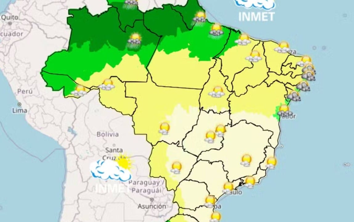 A partir desta sexta-feira, 1º de agosto de 2025, o frio intenso que marcou o fim de julho começa a perder força nas regiões Sul e Sudeste do Brasil, com temperaturas subindo gradativamente, especialmente à tarde. No entanto, o Centro-Oeste enfrenta um cenário preocupante de baixa umidade, com índices próximos a 12% em cidades como Cuiabá (MT) e Brasília (DF), elevando o risco de queimadas. Enquanto isso, o litoral nordestino registra chuvas intensas, com acumulados que podem superar 150 mm em Salvador (BA) até domingo. Uma nova frente fria se aproxima do Sul, prometendo chuvas fortes no Rio Grande do Sul a partir do fim de semana. O calor retorna ao Sudeste, mas o tempo seco exige cuidados com hidratação. A transição climática ocorre após dias de temperaturas negativas e geadas no Sul, com cidades como São Joaquim (SC) registrando neve no fim de julho. Agora, o predomínio de sol eleva as máximas, trazendo alívio térmico. No entanto, a combinação de calor e baixa umidade no interior do país preocupa autoridades. Cidades afetadas pelo frio matinal: Curitiba (PR), São Paulo (SP) e Belo Horizonte (MG). Áreas com risco de queimadas: Centro-Oeste, Triângulo Mineiro e noroeste paulista. Regiões com chuva intensa: Litoral da Bahia, Sergipe, Alagoas e oeste do Rio Grande do Sul. O cenário reflete a dinâmica típica do inverno brasileiro, com grandes variações regionais e desafios para a saúde pública e o meio ambiente. Elevação gradual das temperaturas O Sul e o Sudeste experimentam uma mudança significativa no padrão climático a partir desta sexta-feira. Em São Paulo (SP), a mínima de 10°C na manhã dá lugar a máximas de 24°C à tarde, com previsão de alcançar 27°C no sábado. Em Curitiba (PR), os termômetros marcam 8°C ao amanhecer, mas sobem para 23°C durante o dia. Porto Alegre (RS) segue com muitas nuvens, mas a máxima chega a 22°C, com previsão de 25°C no sábado, segundo dados do Instituto Nacional de Meteorologia (Inmet). Essa elevação ocorre devido ao enfraquecimento de uma massa de ar polar que predominou no fim de julho. Meteorologistas apontam que o sistema de alta pressão subtropical do Atlântico Sul está ganhando força, reduzindo a entrada de novas frentes frias continentais. Apesar do alívio, as manhãs seguem frias, especialmente em áreas serranas, onde geadas ainda podem ocorrer até o domingo. A tendência de aquecimento é mais pronunciada nas capitais do Sudeste. No Rio de Janeiro (RJ), as máximas atingem 28°C no sábado, enquanto Belo Horizonte (MG) registra 25°C. Vitória (ES) mantém tempo estável, mas com maior nebulosidade no domingo. Ar seco domina o Centro-Oeste No Centro-Oeste, o calor retorna com força, mas acompanhado de umidade crítica. Cidades como Cuiabá (MT), Campo Grande (MS) e Brasília (DF) enfrentam índices de umidade relativa entre 12% e 20% nas horas mais quentes, níveis considerados de emergência pela Organização Mundial da Saúde. Cuidados recomendados: Hidratação constante, uso de umidificadores e evitar atividades físicas intensas ao ar livre. Risco de queimadas: Vegetação seca e ventos moderados favorecem a propagação de focos de incêndio. Áreas mais afetadas: Mato Grosso, Goiás, Distrito Federal e sul do Pará. Previsão para o fim de semana: Tempo firme, com sol predominante e sem chuvas significativas. A baixa umidade agrava o risco de problemas respiratórios, especialmente em idosos e crianças. Autoridades recomendam manter ambientes internos ventilados e aumentar a ingestão de líquidos. No Triângulo Mineiro e no noroeste de São Paulo, o cenário é semelhante, com temperaturas máximas próximas a 30°C e umidade abaixo de 30%. Chuvas intensas no litoral nordestino O litoral do Nordeste enfrenta condições opostas, com chuvas intensas devido à combinação de uma frente fria na altura da Bahia e a umidade vinda do oceano Atlântico. Em Salvador (BA), o tempo instável persiste até o domingo, com acumulados que podem atingir 150 mm em áreas costeiras. Aracaju (SE) e Maceió (AL) também registram chuvas contínuas, com risco de alagamentos em áreas urbanas. A Zona de Convergência Intertropical (ZCIT) intensifica as precipitações no extremo norte, especialmente no Amapá, Roraima e norte do Amazonas. Em Boa Vista (RR), pancadas isoladas são esperadas à tarde, com possibilidade de trovoadas no domingo. Belém (PA) e Macapá (AP) terão sol entre nuvens, com chuvas rápidas no sábado. Impactos no Nordeste: Chuvas favorecem culturas de milho e feijão, mas exigem atenção a alagamentos. Volumes esperados: Até 80 mm no norte do Amazonas e 150 mm no litoral baiano. Áreas sob alerta: Salvador, Aracaju, Maceió e Boa Vista. A instabilidade no litoral nordestino contrasta com o tempo seco no interior, onde estados como Tocantins e o sul do Maranhão enfrentam umidade abaixo de 30%. Nova frente fria no Sul Uma nova frente fria se aproxima do Sul do Brasil, trazendo mudanças a partir do fim de semana. No Rio Grande do Sul, cidades como Santiago podem registrar chuvas intensas no domingo, com acumulados de até 90 mm em poucas horas. O sistema também pode atingir o oeste de Santa Catarina e o norte do Paraná na segunda-feira, com possibilidade de ventos fortes e granizo em áreas isoladas. Regiões sob risco: Oeste do Rio Grande do Sul, oeste catarinense e norte paranaense. Cuidados necessários: Atenção a rajadas de vento e possíveis danos a estruturas leves. Previsão de acumulados: Até 100 mm em áreas do Rio Grande do Sul. Impactos esperados: Possível interrupção na colheita de culturas de inverno, como trigo. Em Santa Catarina e no Paraná, o fim de semana será de sol e poucas nuvens, mas a instabilidade avança rapidamente na segunda-feira, segundo a Climatempo. Preocupações com queimadas O tempo seco no Centro-Oeste e no interior do Sudeste eleva o risco de queimadas, especialmente em áreas de vegetação nativa, como o Cerrado. Em Mato Grosso, Goiás e Minas Gerais, a combinação de altas temperaturas, baixa umidade e ventos moderados cria condições ideais para a propagação de incêndios. No sul do Pará e em Tocantins, o cenário é semelhante, com índices de umidade abaixo de 30% durante as tardes. Autoridades reforçam a importância de evitar queimadas controladas e monitorar áreas de risco. Medidas preventivas: Evitar fogueiras, descartar cigarros corretamente e denunciar focos de incêndio. Áreas críticas: Cerrado, Pantanal e sul do Pará. Risco à saúde: Fumaça pode agravar doenças respiratórias e alergias. Monitoramento: Satélites do Inmet identificam focos em tempo real. A previsão indica que o tempo seco persistirá no Centro-Oeste até pelo menos o início da próxima semana, exigindo vigilância constante. Tendências para os próximos dias A partir da próxima semana, as temperaturas devem continuar subindo no Sul e Sudeste, com máximas entre 26°C e 28°C nas capitais. No Centro-Oeste, o calor pode atingir 34°C em Cuiabá (MT) e 32°C em Brasília (DF), mantendo a umidade baixa. No Nordeste, as chuvas persistem no litoral, enquanto o interior enfrenta tempo seco. A nova frente fria no Sul pode trazer impactos significativos, com chuvas intensas e risco de granizo em áreas isoladas. A instabilidade deve se espalhar para o norte do Paraná e sul de Mato Grosso do Sul até a terça-feira, segundo previsões do Inmet. Previsão para o Sul: Chuva forte no Rio Grande do Sul e oeste de Santa Catarina. Sudeste: Tempo firme, com calor à tarde e manhãs amenas. Nordeste: Chuvas no litoral e tempo seco no interior. Centro-Oeste: Umidade crítica e calor em elevação. O cenário reforça a necessidade de adaptação às condições climáticas regionais, com atenção especial à hidratação e à prevenção de incêndios.