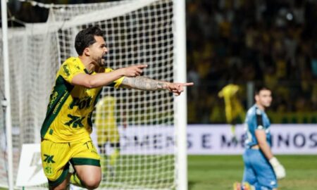 Alesson comemora gol pelo Mirassol contra o Vasco