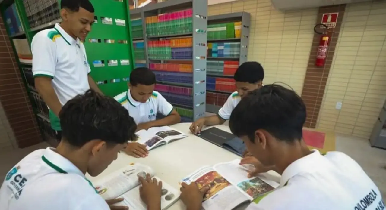 Alunos em escola, Pé de Meia