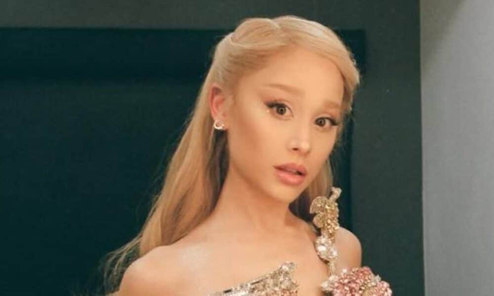 Ariana Grande’s appearance mobilizes social networks and generates discussion about standards