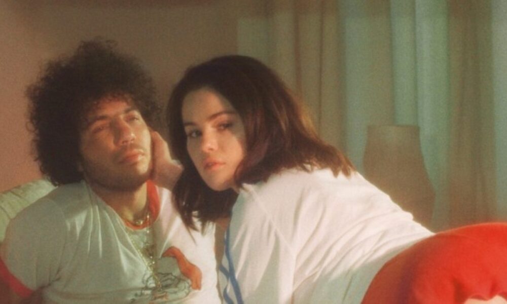 Selena Gomez e Benny Blanco surpreendem com álbum intimista no topo das paradas