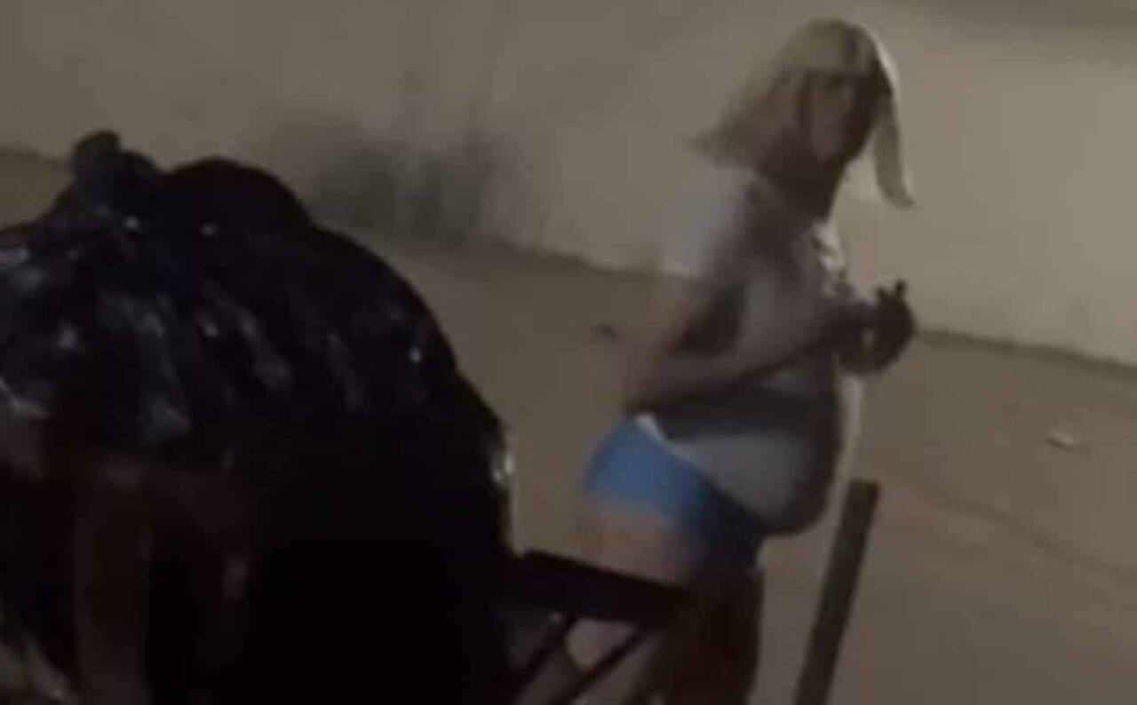 Bispo filmado com peruca loira e calcinha azul