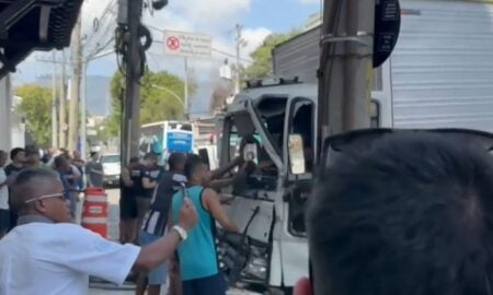 Caminhão desgovernado bate na fachada de São Januário