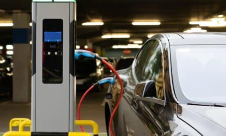 Carro eletrico carregando