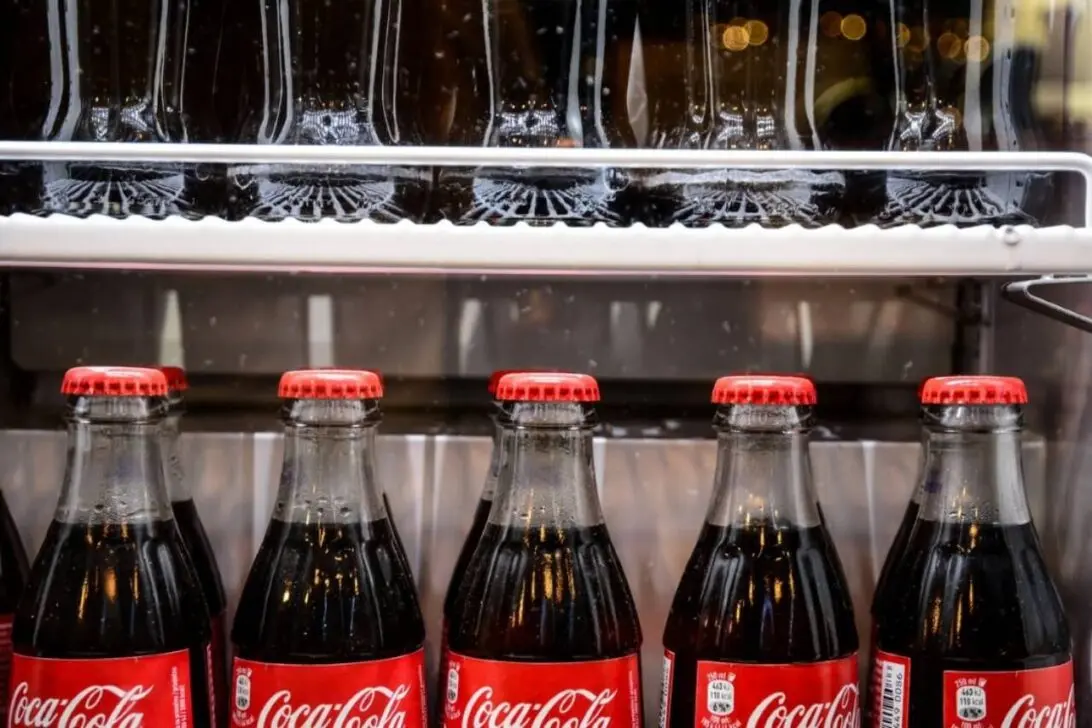 Сбор бутылок Coca-Cola из-за кражи наклеек чемпионата мира принес убытки транснациональной корпорации