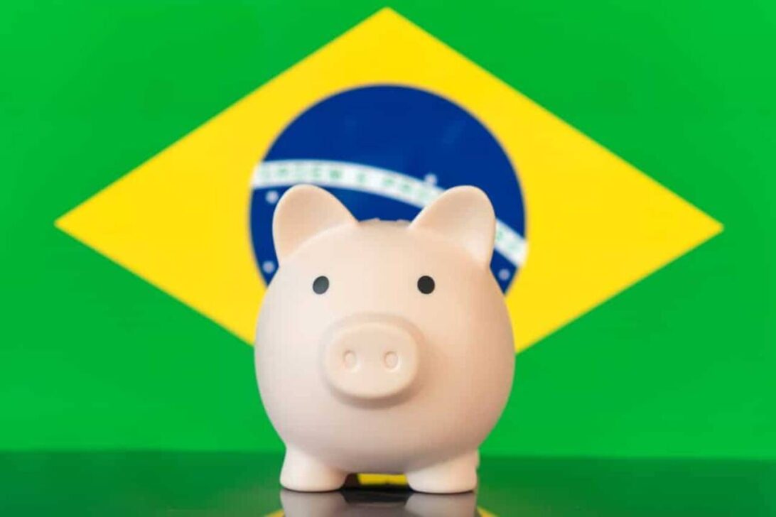 Cofre/poupança e a bandeira nacional do Brasil