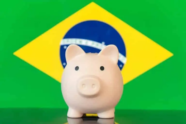 Cofre/poupança e a bandeira nacional do Brasil