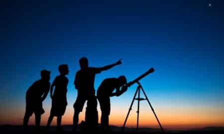 Crianças com telescopio