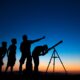 Crianças com telescopio