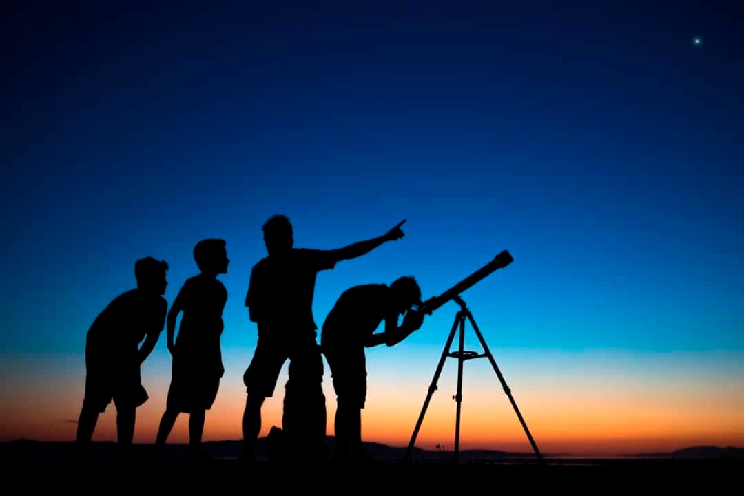 Crianças com telescopio