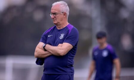 Dorival Júnior observa treino do Corinthians