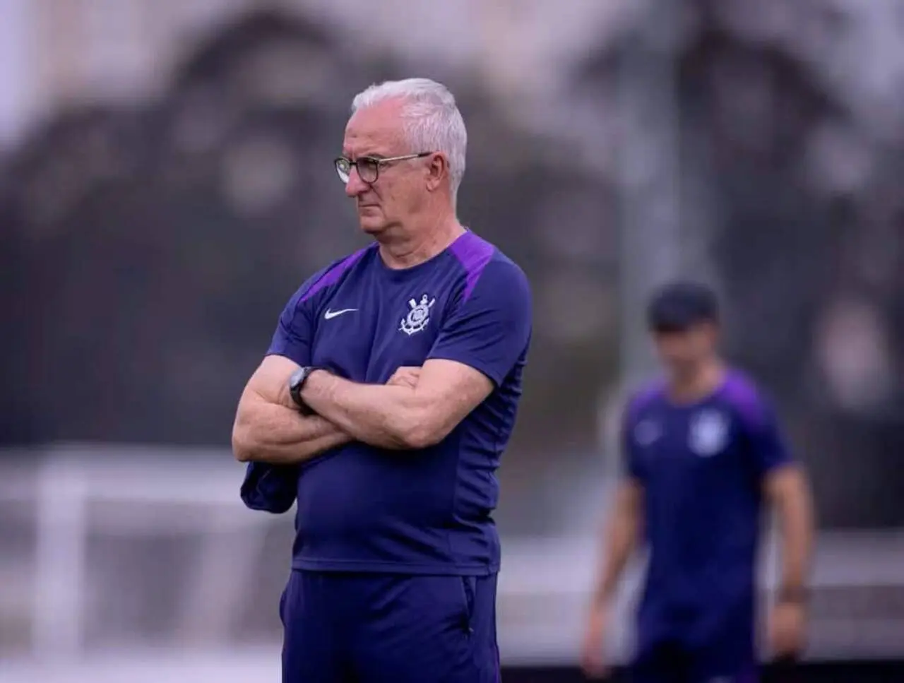 Dorival Júnior observa treino do Corinthians