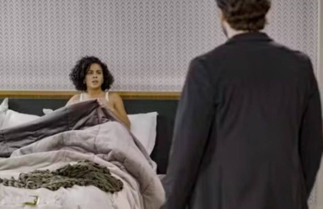 Em Vale Tudo, Afonso flagra Fátima na cama com César.