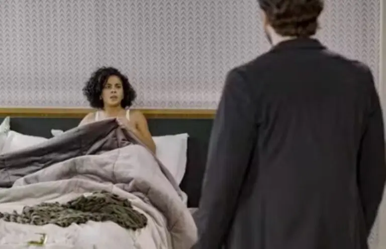 Em Vale Tudo, Afonso flagra Fátima na cama com César.