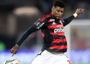 Aston Villa formaliza proposta de R$ 53 milhões por Emerson Royal, lateral do Flamengo