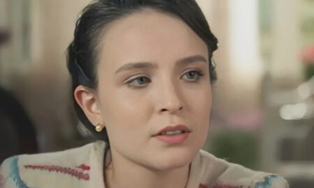 Estela (Larissa Manoela) em cena de Êta Mundo Melhor