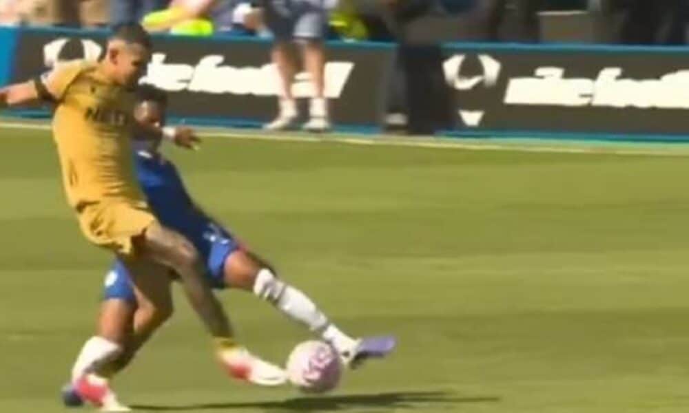En Brasil, es expulsado: Estêvão le hace una entrada a Muñoz y recibe tarjeta amarilla en el Chelsea vs Crystal Palace de la Premier League