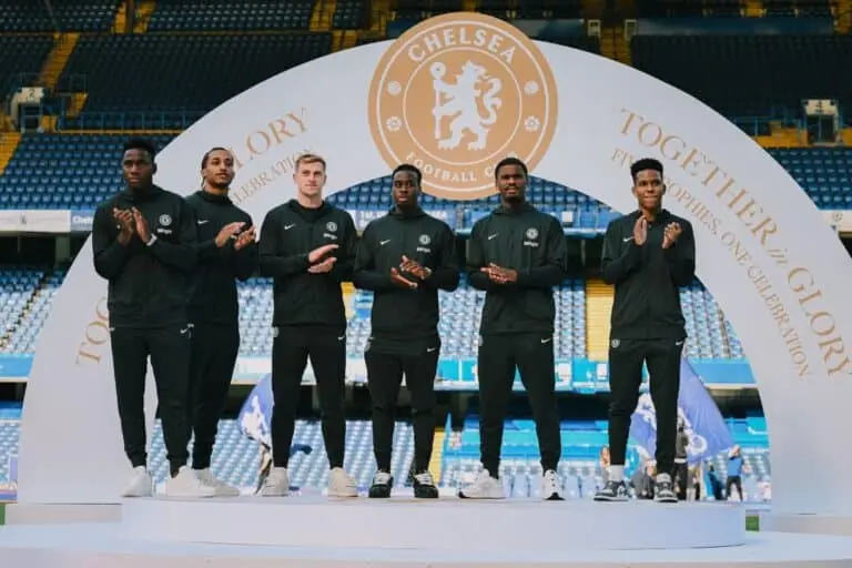 Estêvão e jogadores do Chelsea