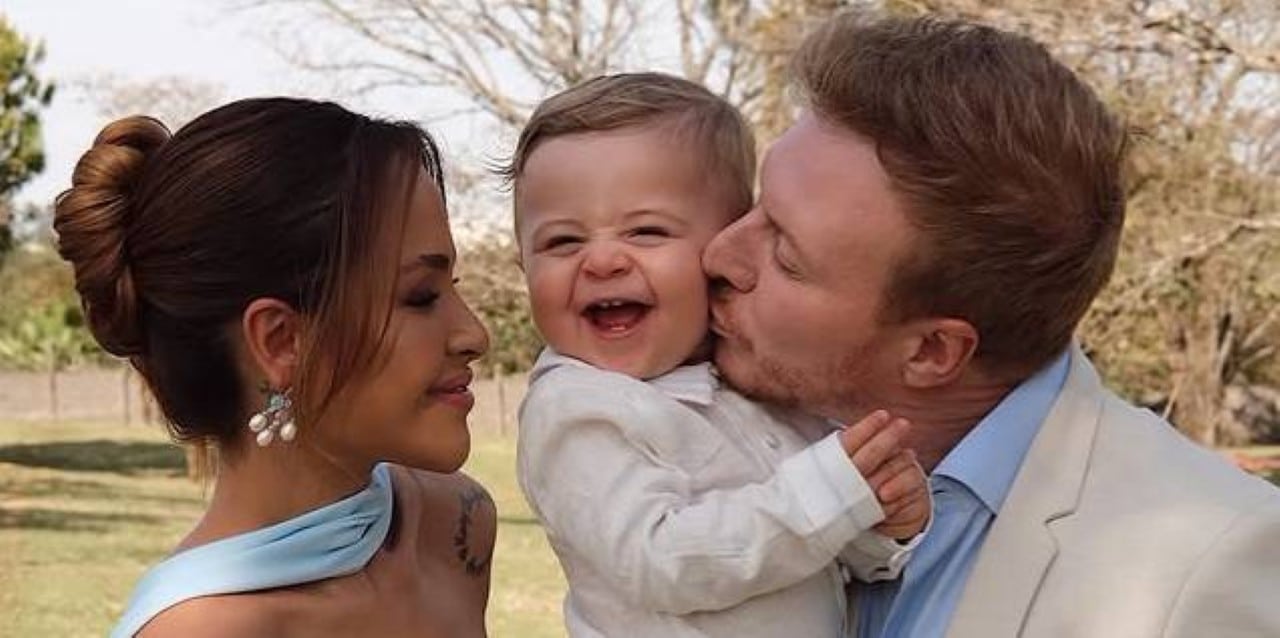 Gabi Luthai com filho e Michel Teló