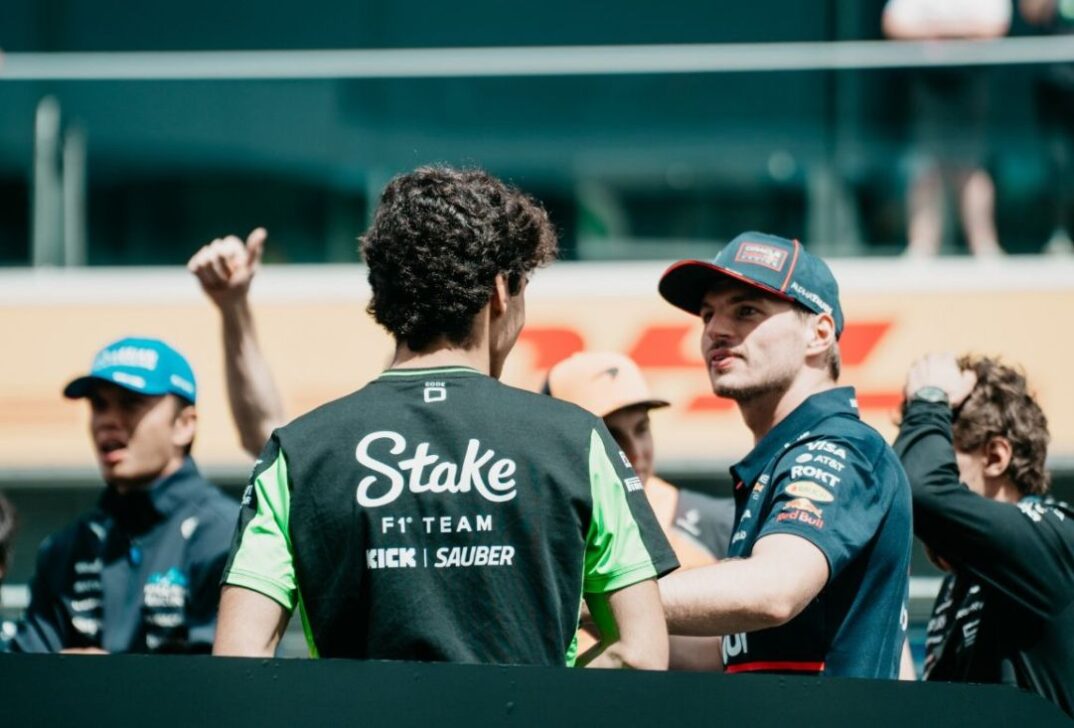 Gabriel Bortoleto e Max Verstappen